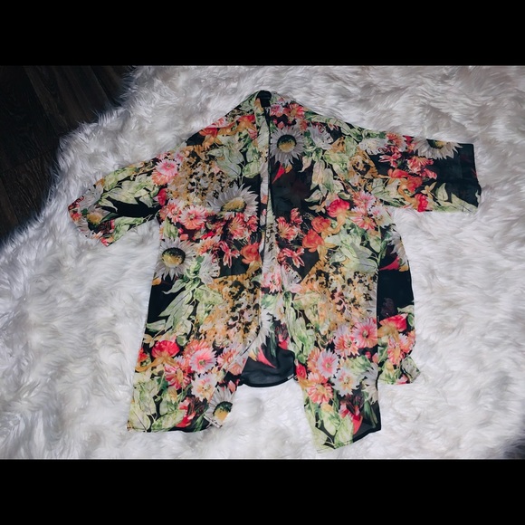 NWOT See You Monday Floral Kimono - Picture 8 of 13